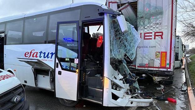 Kurtköy'de midibüs park halindeki TIR'a çarptı; 13 yaralı