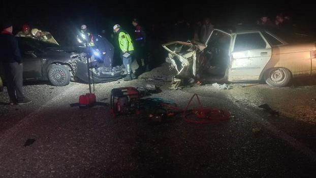 Bursa'da 2 otomobilin, kafa kafaya çarpıştı: 3 yaralı