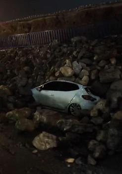 Hatay’da istinat duvarı park halindeki araçların üstüne devrildi