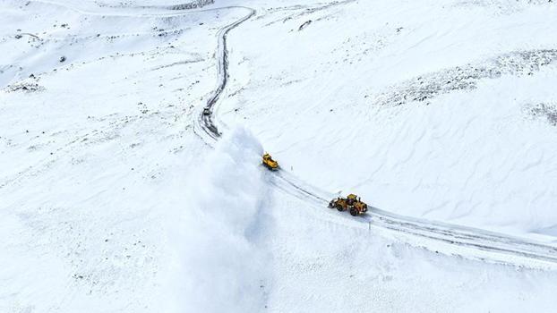 Van'ın 6 ilçesinde kar yağışı; 78 yerleşim yeri ulaşıma kapandı