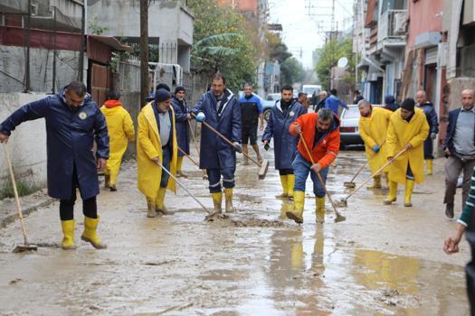 Yüreğir'de su baskınının yaraları sarılıyor