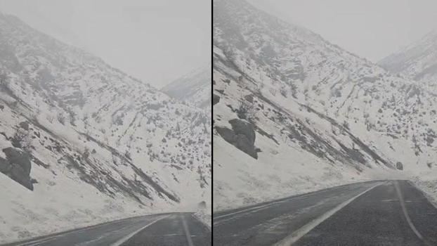 Kopan dev kaya parçası yola düştü; o anlar kamerada