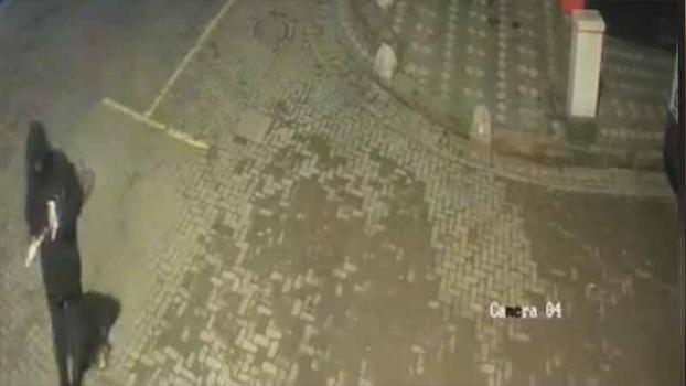 Zeytinburnu'nda gece saatlerinde sokak sokak gezip torpil patlattı