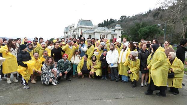 İstanbul - Beşiktaş'ta kansere dikkat için 100 kişiyle denize girdiler