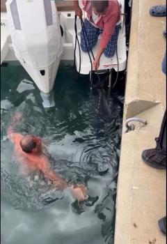 Soğuk havaya aldırış etmeden denize girip kıyıya vuran orkinosu çıkardı