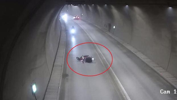 Tünelde motosikletin devrilip sürüklendiği kaza kamerada