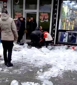 Ağrı’da çatıdan akan kar kütlesinin altında kalıp, yaralandı