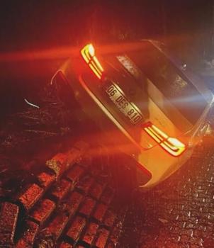 Fabrikanın peyzaj duvarına çarpan otomobildeki çift yaralandı