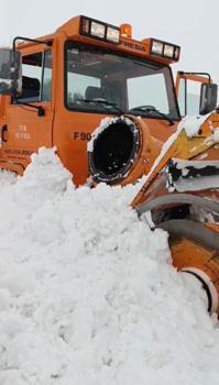 Karayolları kar savurma aracına çığ düştü, operatör sağ kurtarıldı