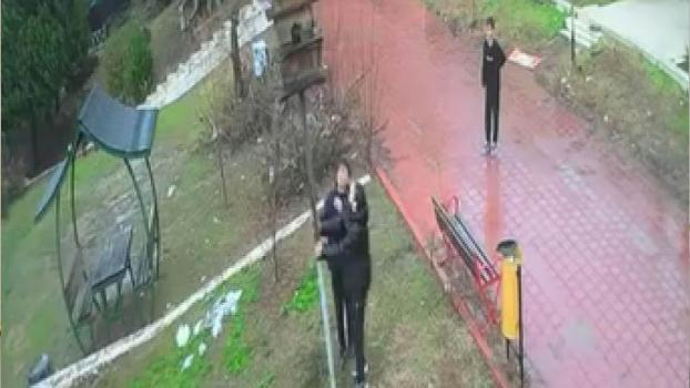 Adana’da çocuklar parktaki kuş yuvasını parçaladı: o anlar kamerada