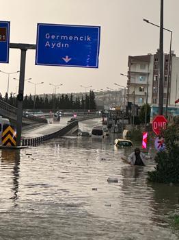 Kuşadası'nda sağanak; yollar göle döndü, araçlar suya gömüldü