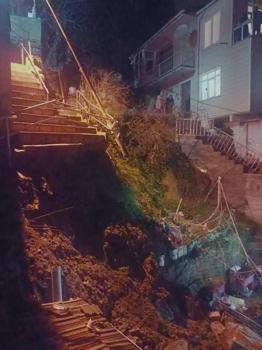 İstanbul - Sarıyer'de binanın bitişiğindeki merdiven çöktü