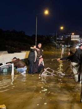 Aydın’da suya gömülen minibüsteki 20 yolcu kurtarıldı