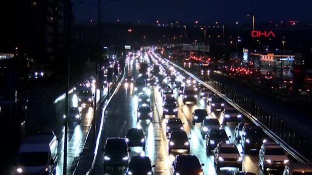 Okullarda ara tatil sona erdi; İstanbul'da trafik yoğunluğu