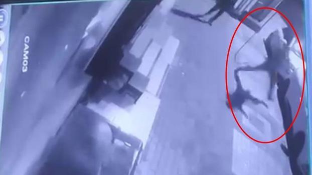 Park halindeki otomobillerin aynalarını kırıp, kaportalarını çizdiler