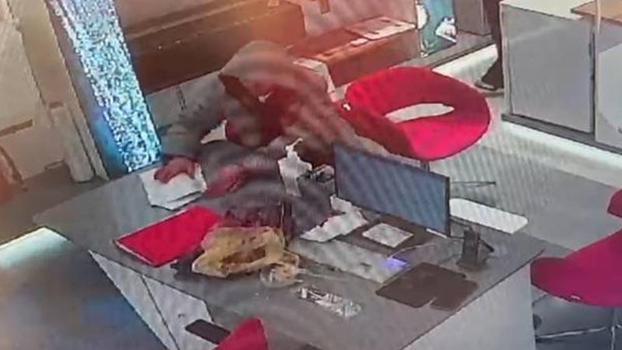 Sultangazi'de iş başvurusu için geldiği mağazada müdürün telefonunu çaldı