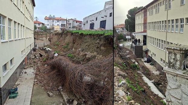 Manisa'da istinat duvarı, lise bahçesine çöktü