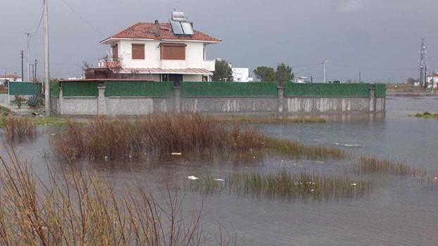 Balıkesir'de sağanak; yazlıkları ve tarım alanlarını su bastı