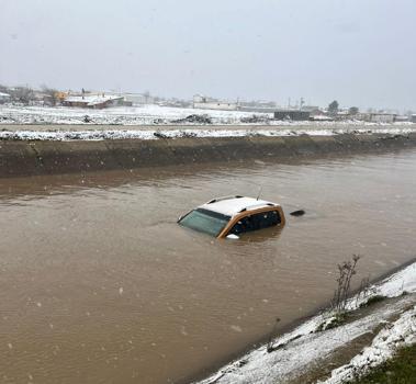 Su kanalına uçan otomobilin sürücüsü aranıyor