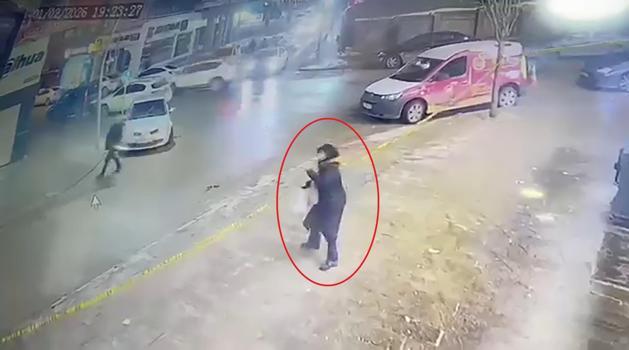 Çatıdan düşen buz kütlesinin altında kalmaktan son anda kurtuldu