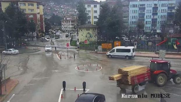 Tünel çıkışında traktörün kalas yüklü römorku devrildi; o anlar kamerada