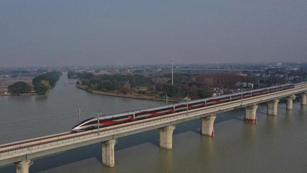 Çin'de demir yolu köprüsü çöktü: 5 ölü