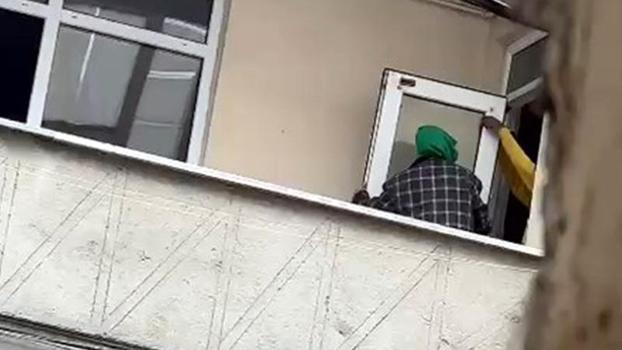 Esenyurt'ta binaya giren 2 kişi kapı ve pencereleri çaldı