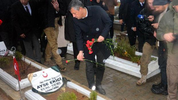 Özgür Özel, Kahramanmaraş’ta depremde ölenlerin mezarlarını ziyaret etti