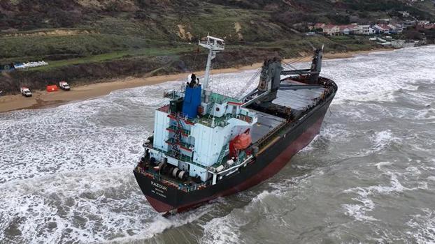 Sarıyer'de karaya oturan geminin son durumu havadan görüntülendi