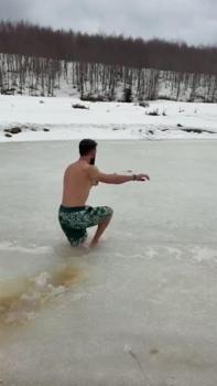 Buzu kırıp göle girdi