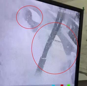 Çatıdan kopan kar kütlesi otomobillerin üzerine düştü: O anlar kamerada