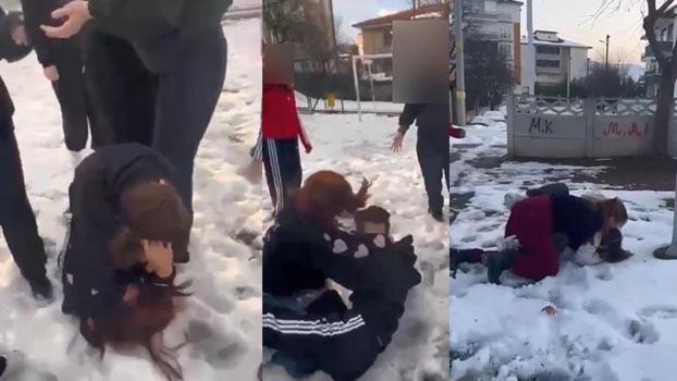 Parkta, kendilerinden küçük kızları darbettiler