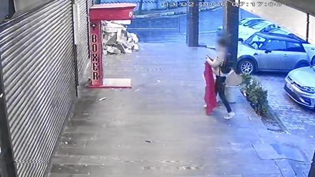 Beylikdüzü'nde iş yerinin önündeki Türk bayrağı indirildi; polis kameradaki şüpheliyi arıyor