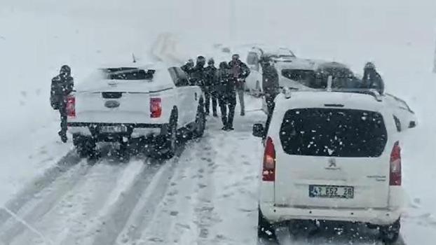 Muş’ta kar ve fırtına nedeniyle yolda kalan 3 araçta mahsur kalanlar kurtarıldı