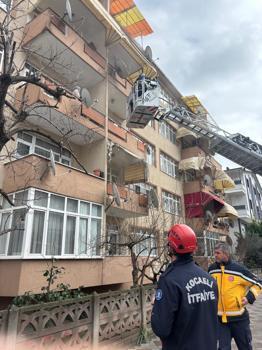 Apartman dairesinde çıkan yangında evli çift dumandan etkilendi