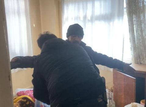 Cezaevinden çıktıktan sonra balkondan girdiği evde yaşayan şüpheliye polis baskını