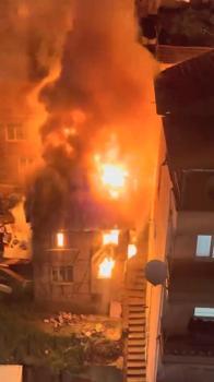 İzmit’te 2 katlı metruk bina alev alev yandı