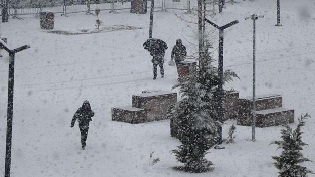Van'da kardan 40 yerleşim yeri ulaşıma kapandı