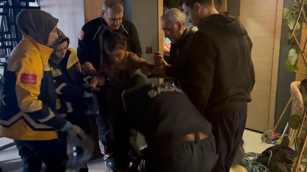 Düştüğü havalandırma boşluğundan halatla kurtarıldı