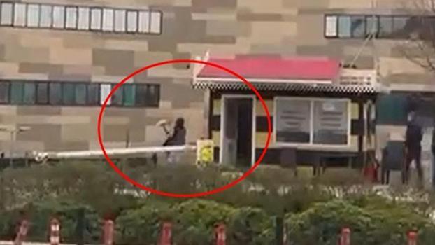 Taksiye binemediği için durağın camlarını kıran kadın serbest bırakıldı