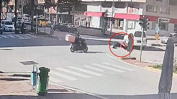 Kazada motosiklet sürücüsü minibüsün altında kalmaktan son anda kurtuldu