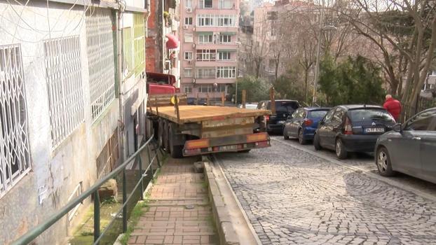 Beşiktaş’ta yokuştan kayan TIR binanın duvarına çarptı