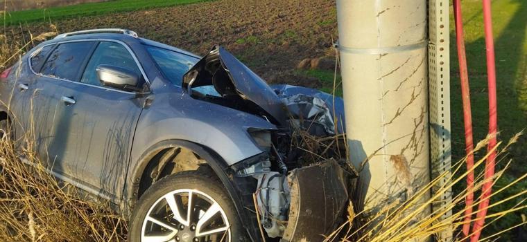 Beton direğe çarpan aracın sürücüsü ağır yaralandı