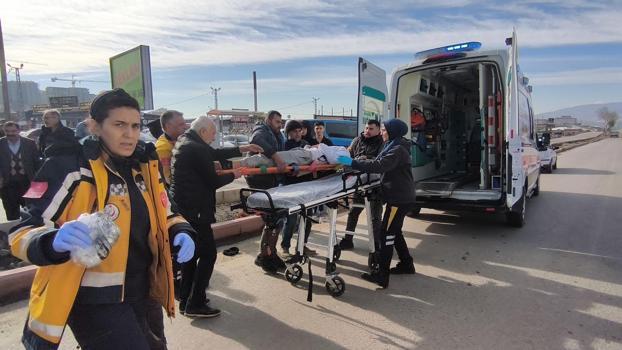 Otomobille çarpışan motosikletteki 2 kişi yaralandı