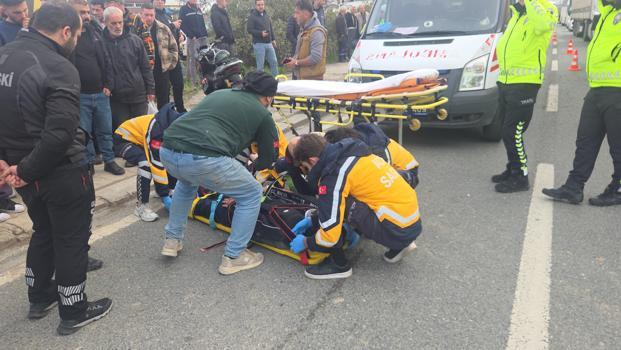 Motosiklet ile otomobil çarpıştı: 2 yaralı