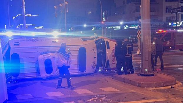 Hasta taşıyan ambulans ile cip çarpıştı; 5 yaralı