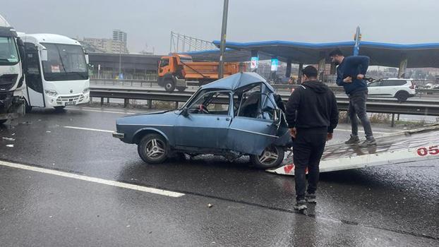 Başakşehir'de TIR, otomobile arkadan çarptı