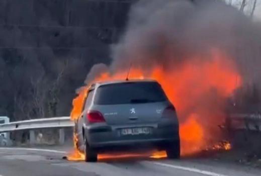 Ordu’da seyir halindeyken alev alan otomobil yandı
