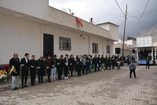 Silopi’de askere gidecek gençler için halaylı uğurlama