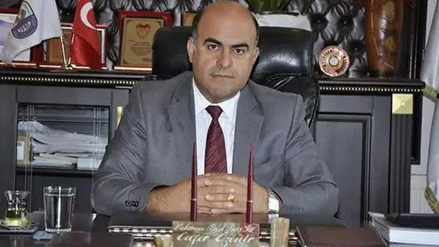 Eski belediye başkanı oğlu tarafından baltayla öldürüldü